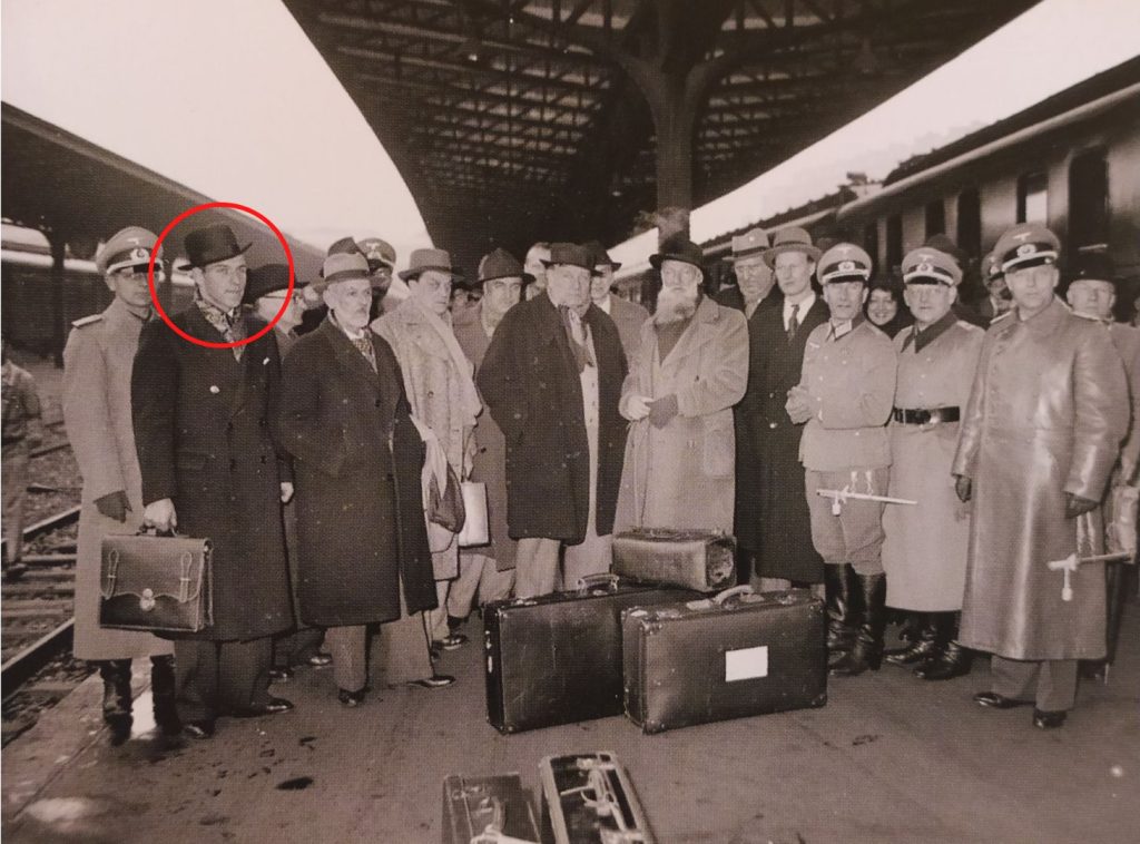 Paul Belmondo sur le quai de gare lors de son voyage en Allemagne nazie